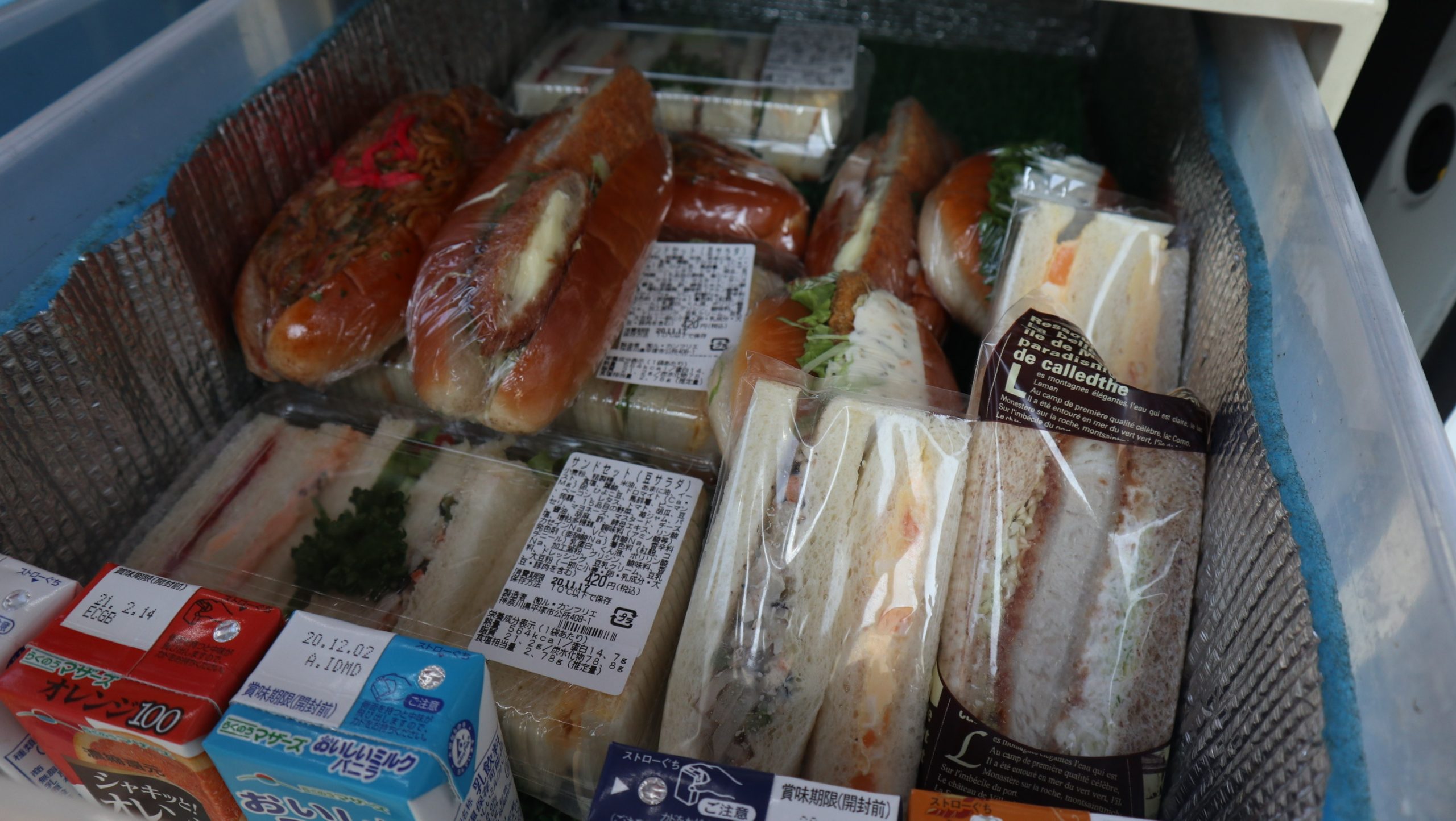 移動販売車の棚に並ぶ焼きたてパン